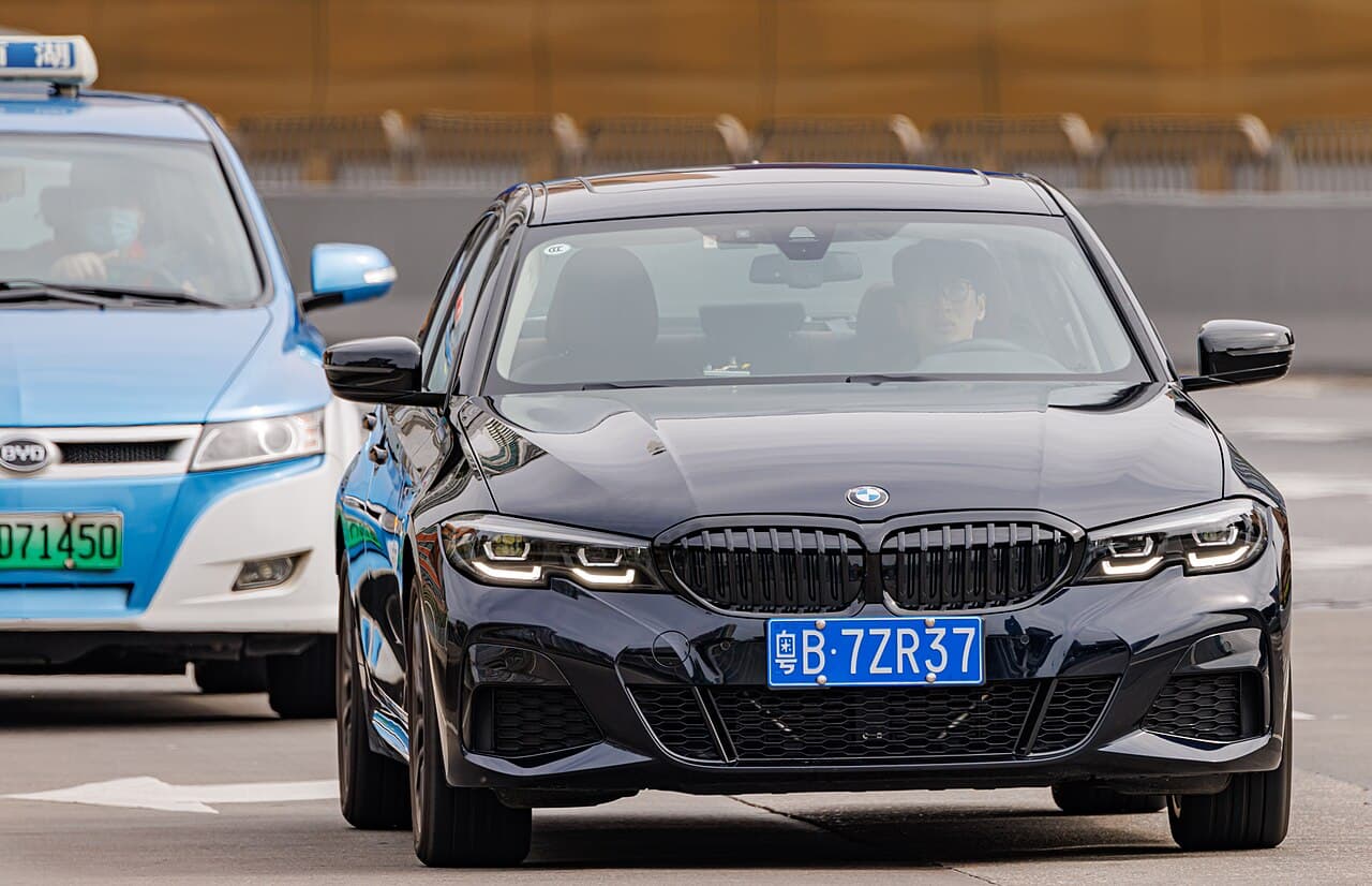BMW 3 Series — photo: Dinkun Chen (CC BY-SA 4.0, Wikimedia Commons)