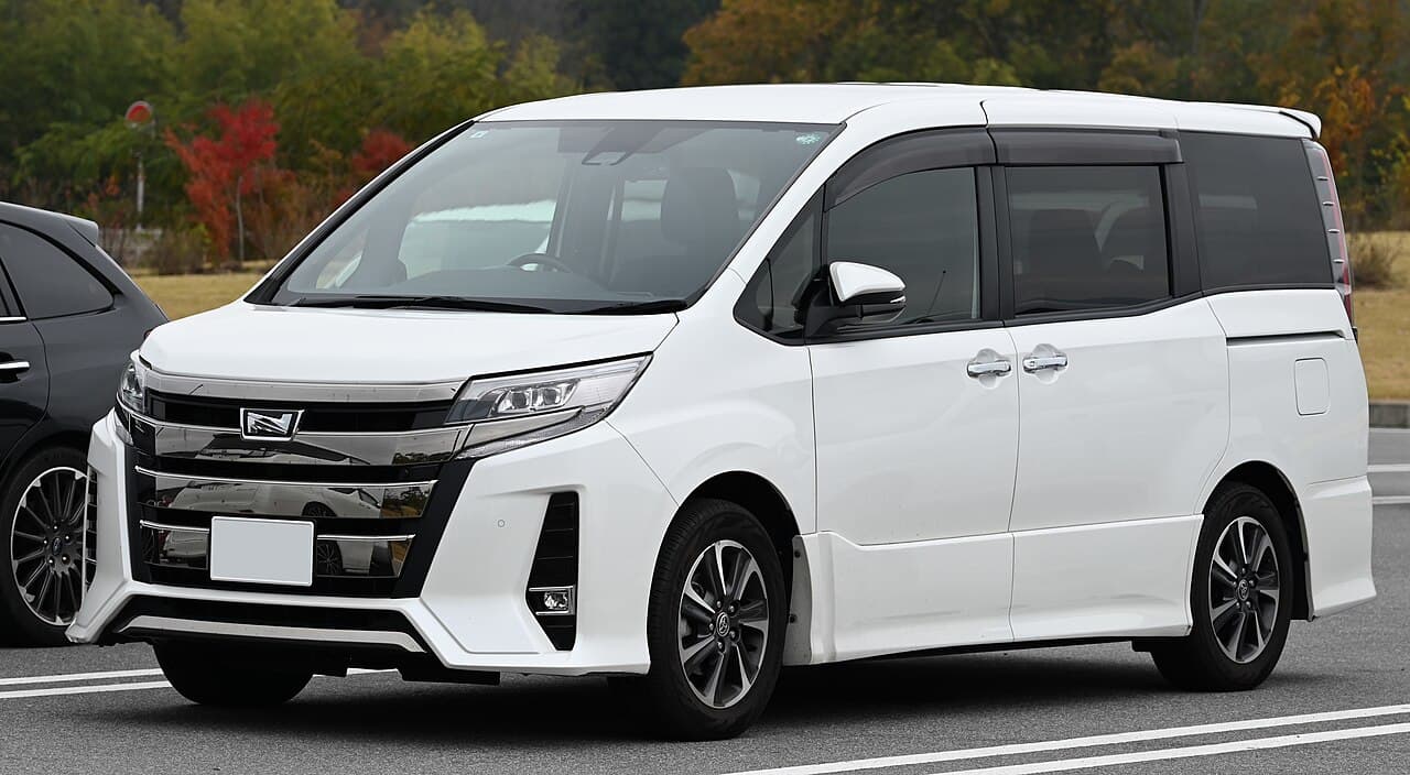 Toyota Noah — photo: TTTNIS (CC0, Wikimedia Commons)